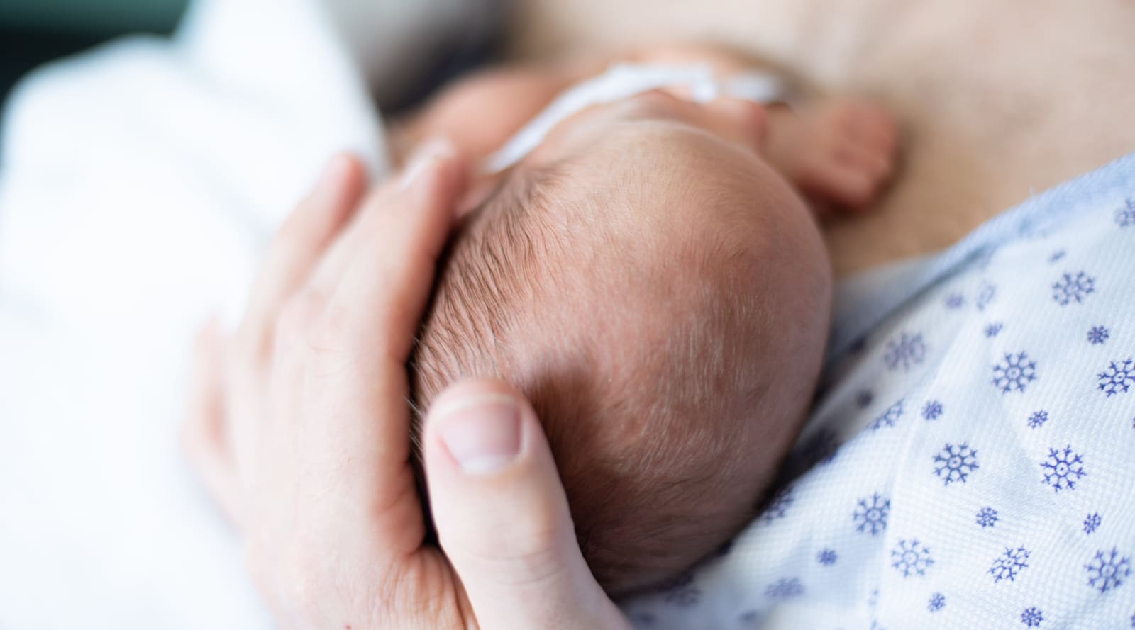 mother-holding-newborn-head